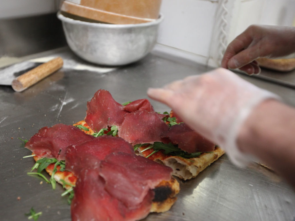 Pizzeria-Bezzicheria-Roma-pizza-con-bresaola-e-rucola