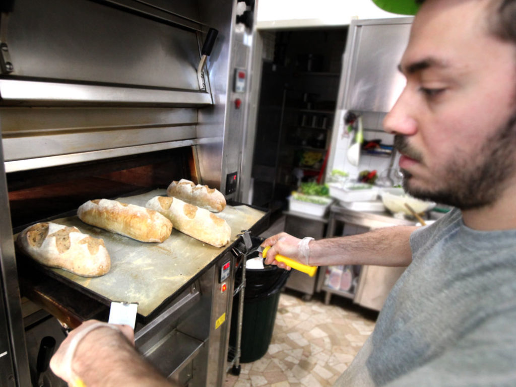 Pizzeria-Bezzicheria-Roma-produzione-propria-di-pane-integrale-e-ai-5-cereali