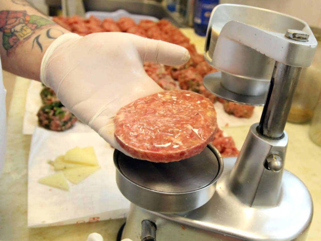 Macelleria-Curzi-preparazione-hamburger-farciti