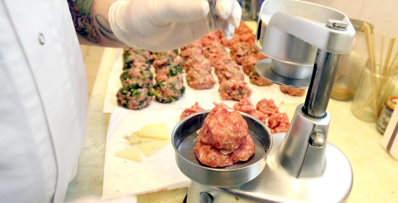 Macelleria-Curzi-preparazione-hamburger-con-caciocavallo-tartufato