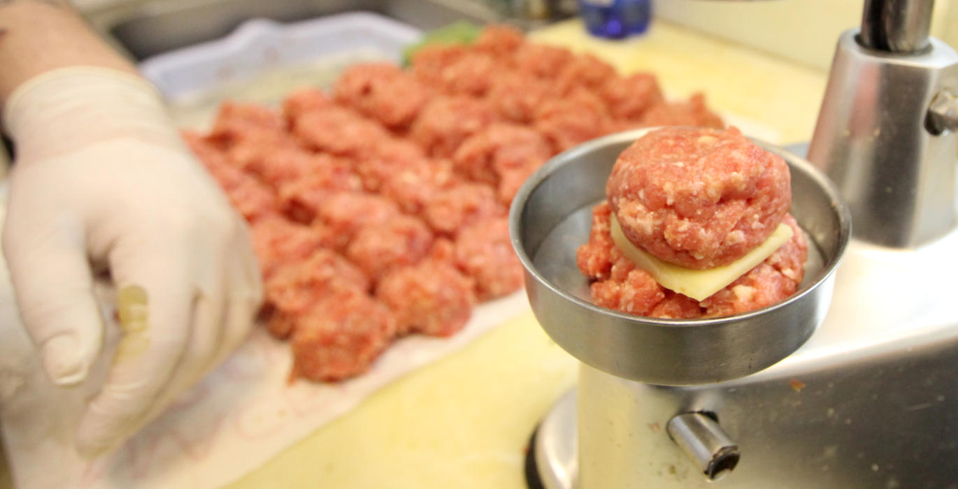 Macelleria-Curzi-preparazione-hamburger-con-formaggio-al-tartufo