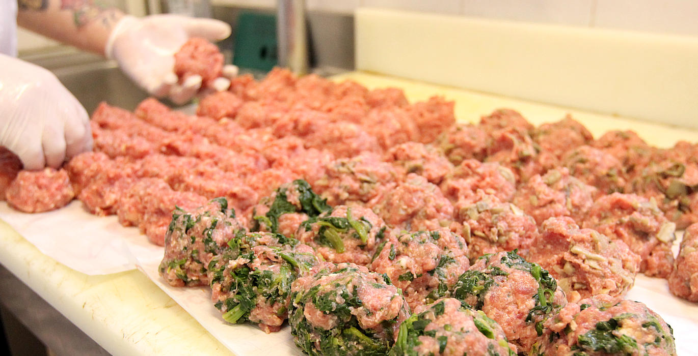 Macelleria-Curzi-preparazione-hamburger-di-carne-bovina-e-verdure