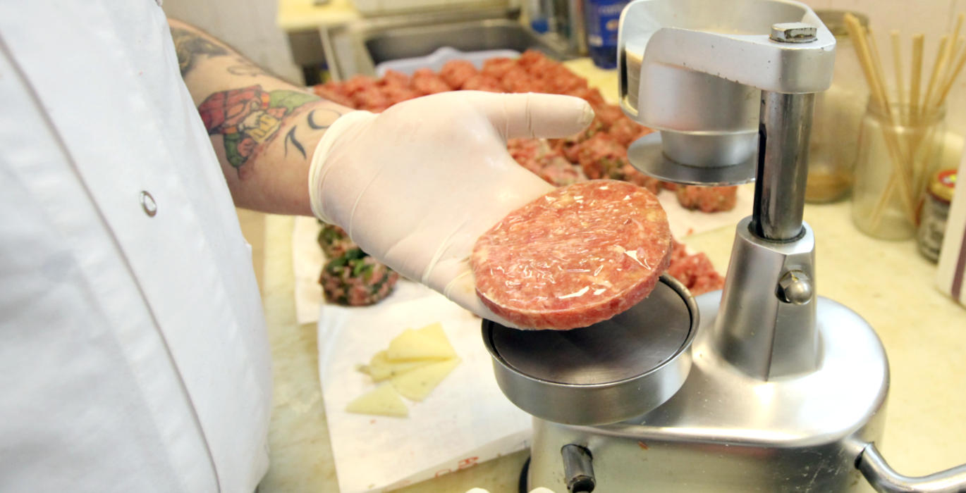 Macelleria-Curzi-preparazione-hamburger-di-carne-bovina