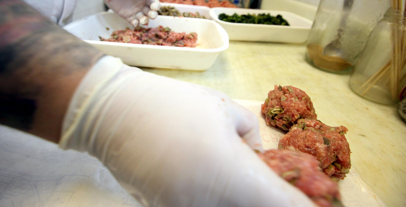 Macelleria-Curzi-preparazione-hamburger